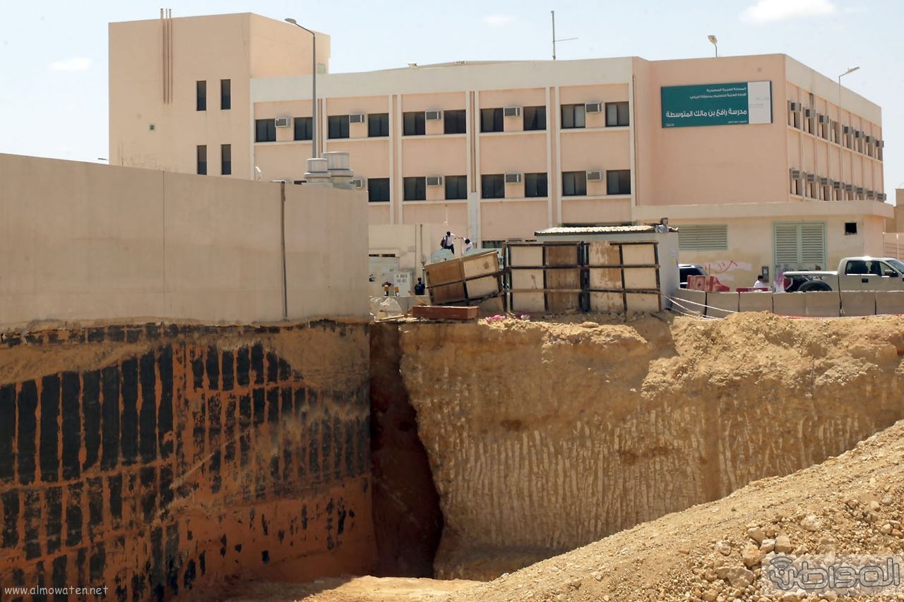 بالصور.. حفرة عملاقة تهدد المواطنين والأطفال شمال #الرياض