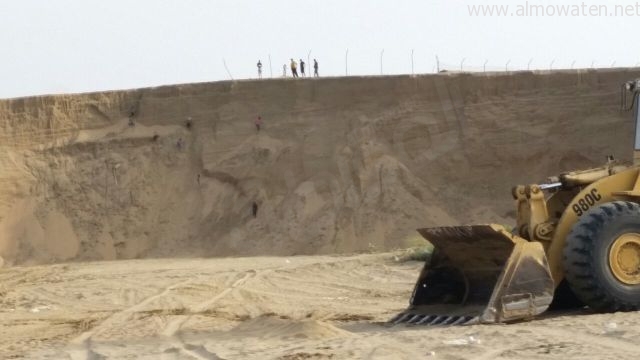 حفرة عميقة لنهل الرمال تهدد أطفال “محلية جازان”