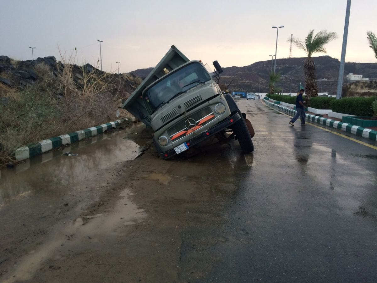 بالصور.. حفريات الصرف الصحي بـ #المجاردة تصطاد المركبات