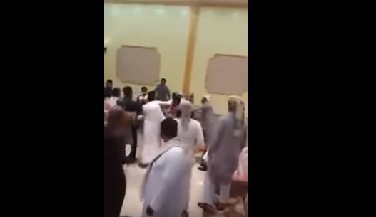 بالفيديو.. حفل زفاف يتحول لحلبة مصارعة في جدة