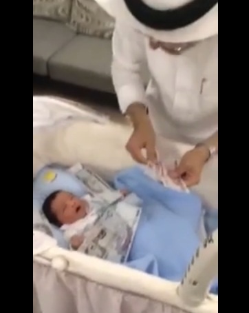 بالفيديو.. سعودي يستقبل حفيده على طريقته الخاصة