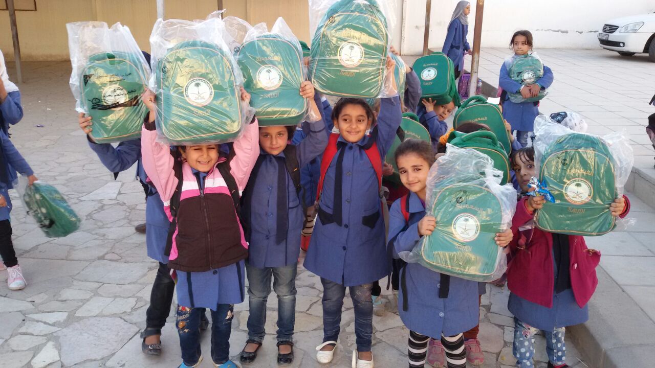 بالصور.. توزيع الحقائب المدرسية على أبناء الأشقاء السوريين في الرمثا