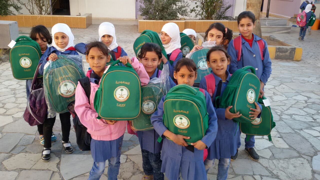 الحملة السعودية توزع 2551 حقيبة مدرسية وصحية على أبناء اللاجئين السوريين