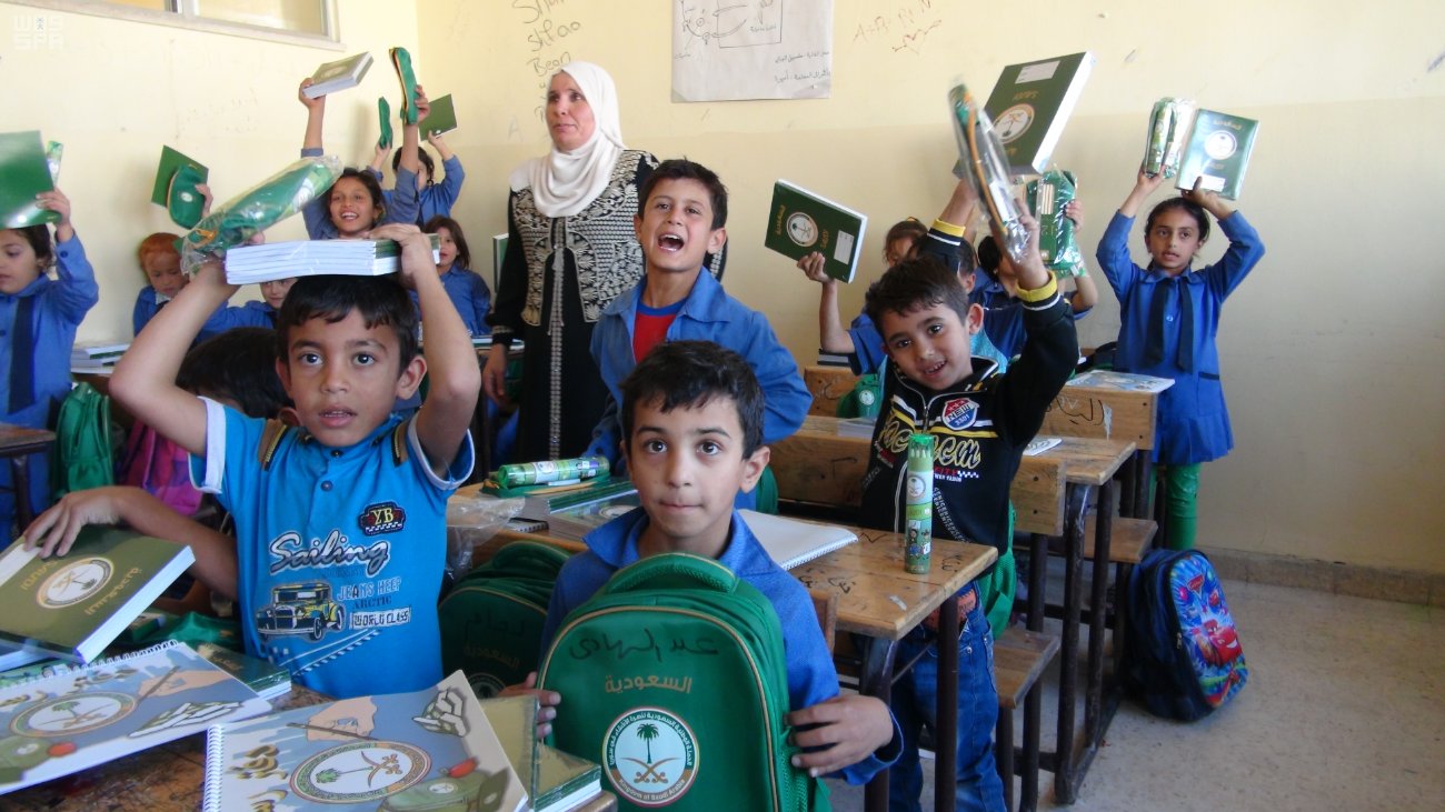 بالصور.. توزيع 1317 حقيبة مدرسية على أبناء اللاجئين السوريين