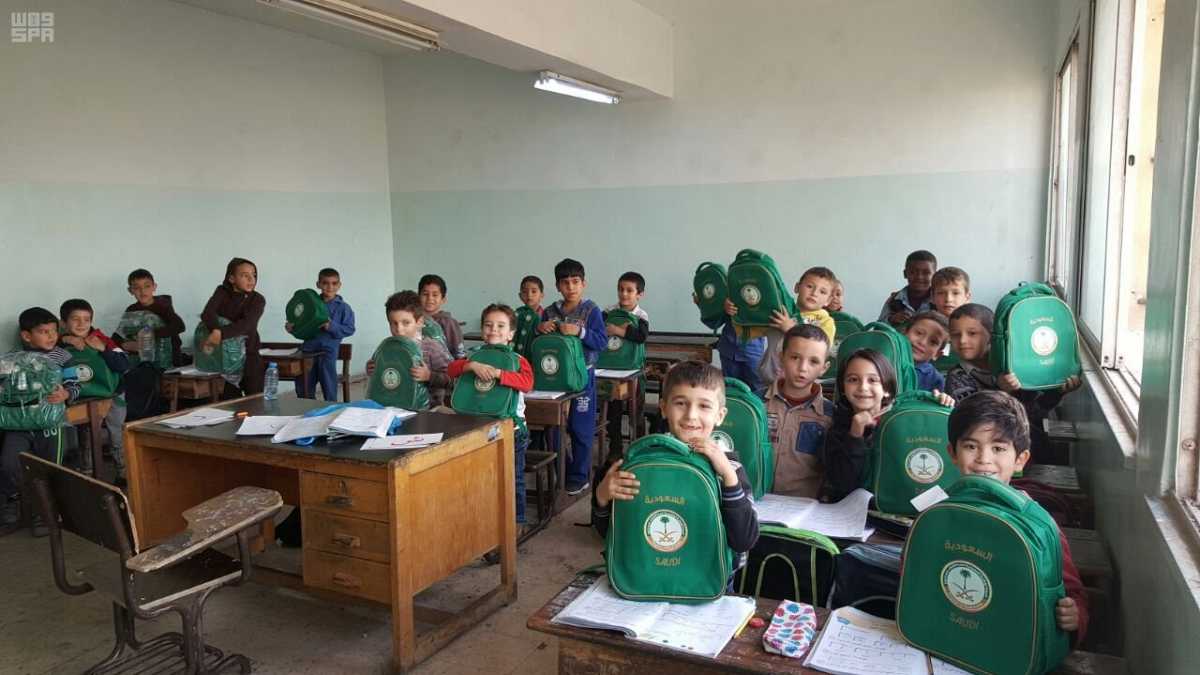 بالصور.. الحملة الوطنية توزع الحقائب المدرسية على الطلبة السوريين