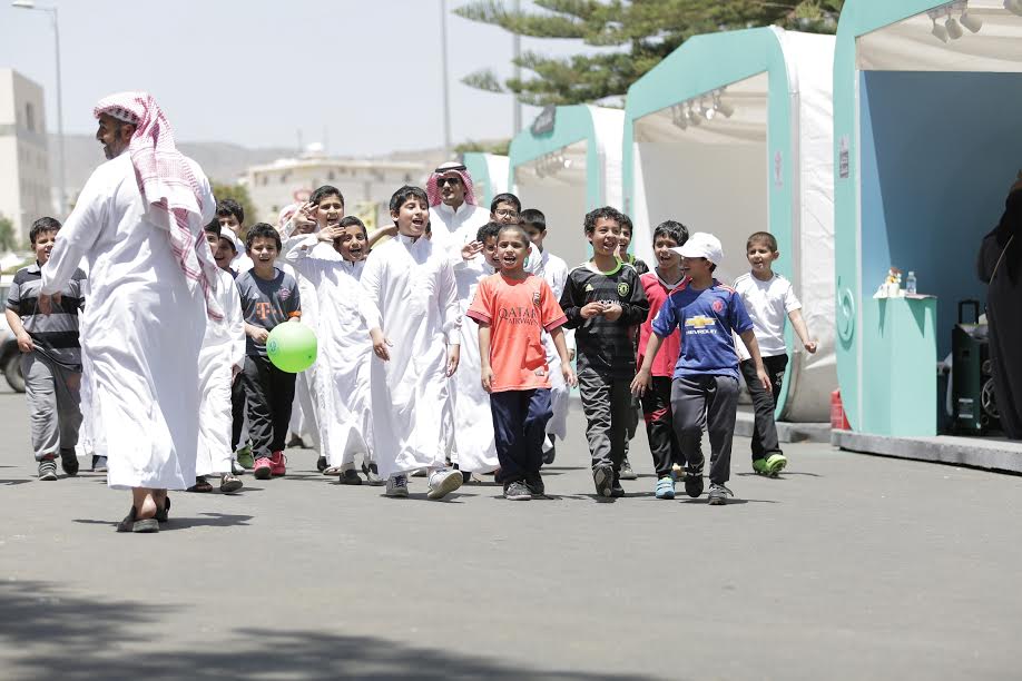 بالصور.. حكايا مسك تجذب 5439 طالبًا في يومها الأول بأبها