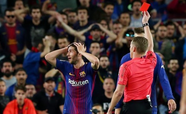 حكم مباراة برشلونة وريال مدريد يُفسر سبب طرد روبيرتو