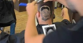 شاهد.. حلاق يرسم صورة رئيس كوريا الشمالية على رأس أحد الزبائن