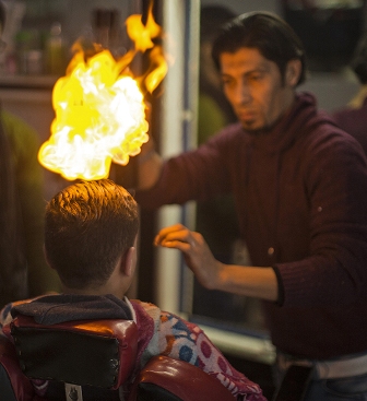 بالصور.. حلاق فلسطيني يشعل النار في رؤوس زبائنه