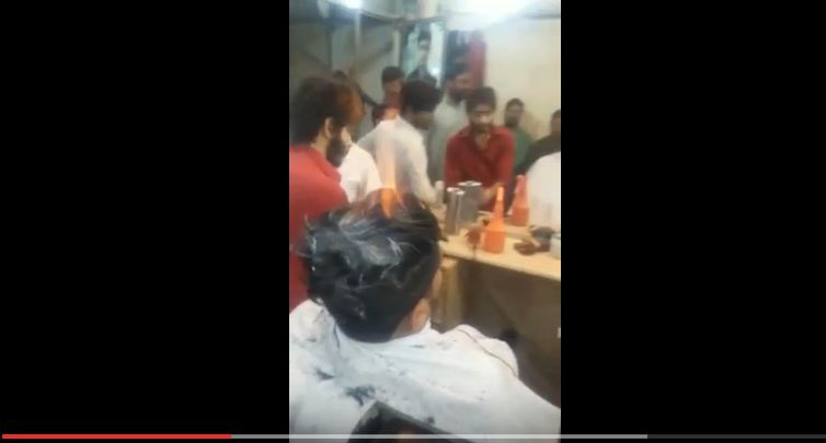 بالفيديو.. حلاق باكستاني يشعل النيران في رأس “زبون”