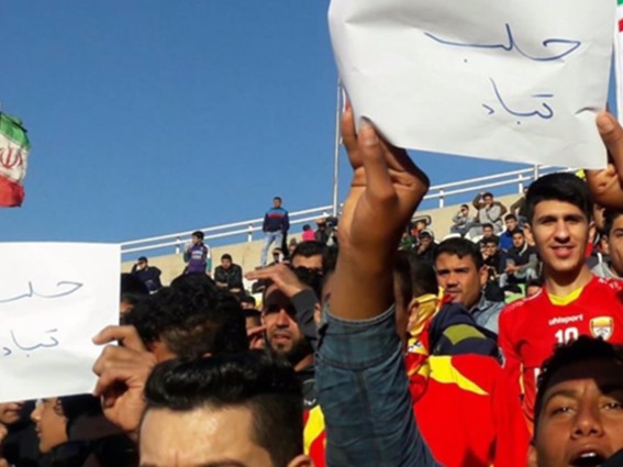 بالصورة.. مشجعون أحوازيون يهتفون ضد بشار تضامناً مع حلب