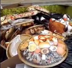 بالفيديو .. مواطن يرصد حلوى ومعجنات محل شهير في سلة القمامة