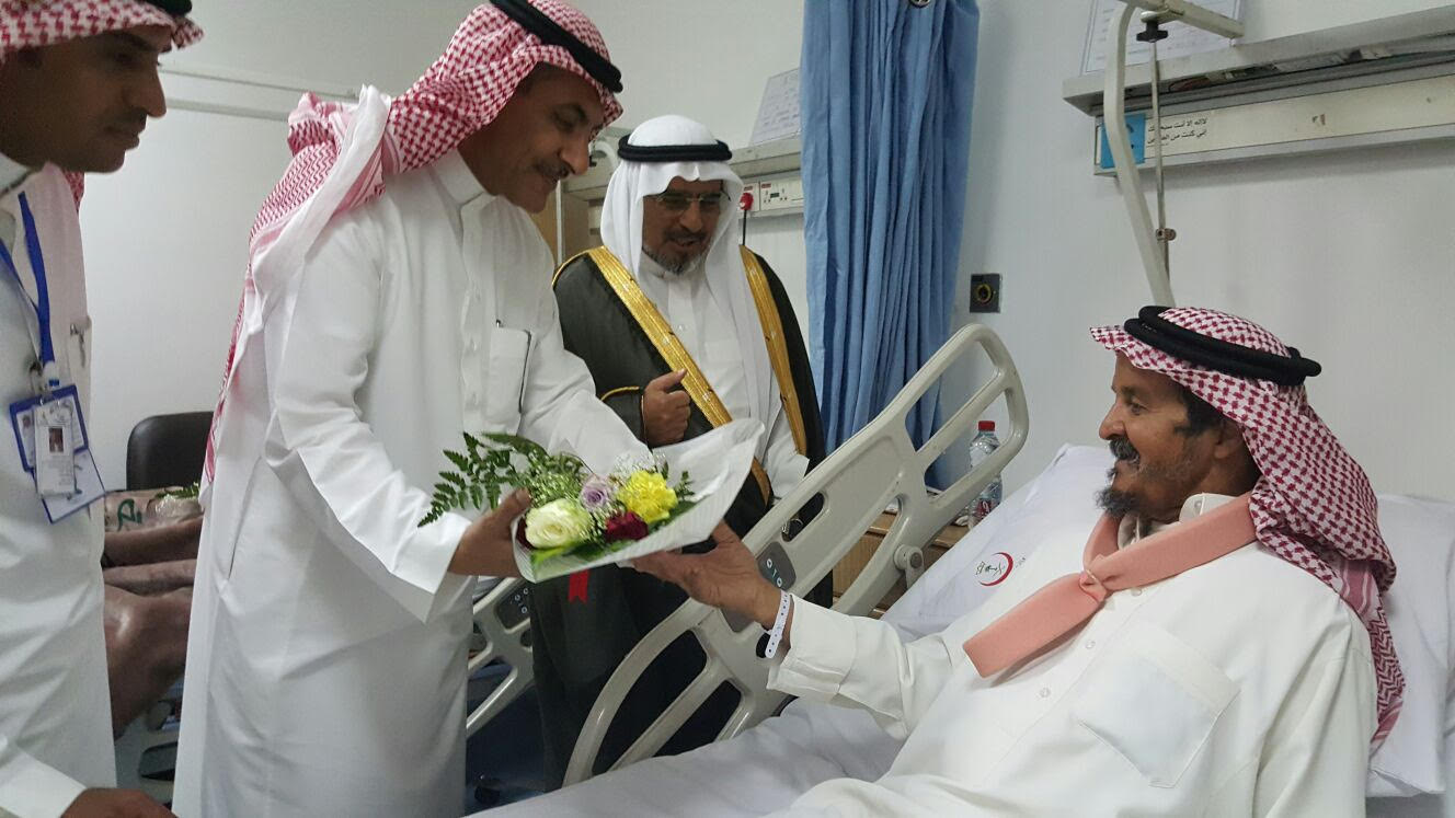 نائب وزير الصحة يتفقد مستشفى الزلفي ويعود المرضى المنومين