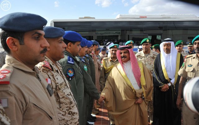 ملك البحرين يتفقد قوات بلاده المشاركة ضمن قوات “إعادة الأمل”