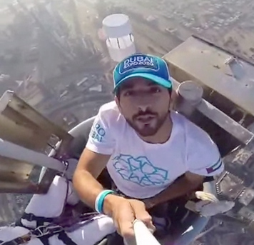 بالفيديو ..ولي عهد دبي يستعد لتسلق قمة برج خليفة