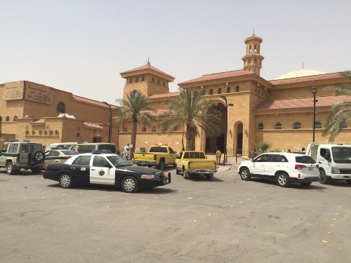 مداهمة الجائلين الأجانب المتواجدين أمام مساجد الرياض