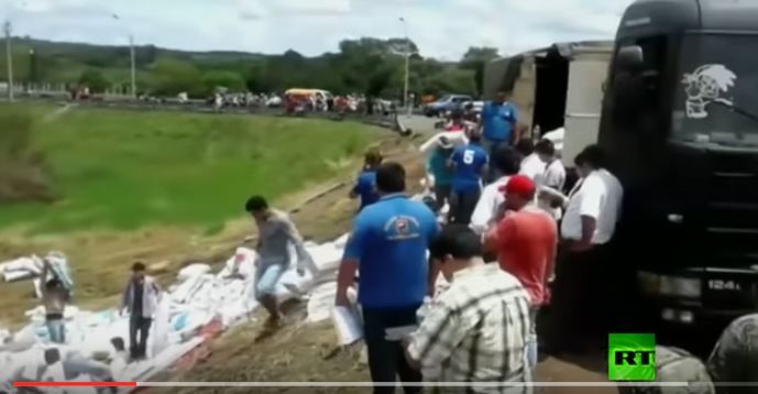بالفيديو.. رد فعل المواطنين بعد انقلاب شاحنة نقل أموال في فنزويلا