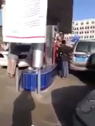 بالفيديو.. الحوثيون يستولون على محطة مخصصة لتعبئة سيارات النساء !
