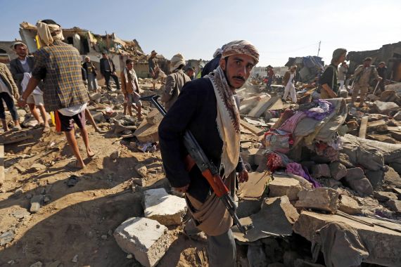ميليشيا الانقلاب الحوثية تجند الأيتام في المدارس بالقوة لاستمرار الحرب