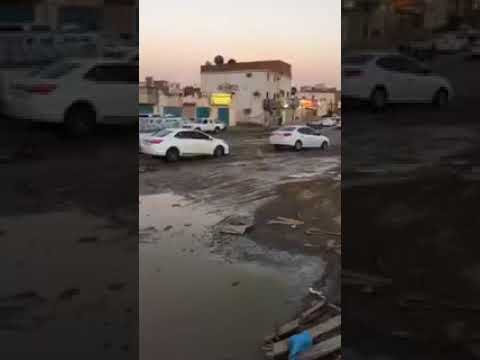 شاهد.. حفرة صرف صحي ضخمة على الطريق العام لحي قويزة