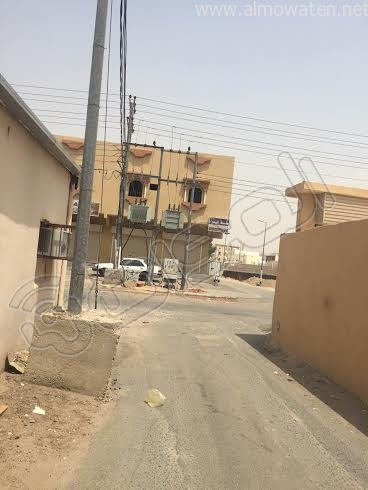 بالصور.. سكان شرائع المجاهدين بمكة: عمود كهرباء يسدّ مدخل الحي