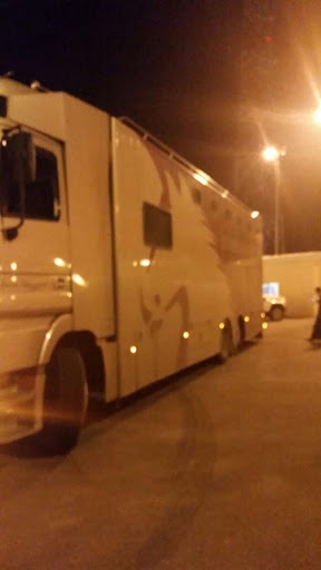 بالصور.. 268 قارورة مسكر بشاحنة نقل خيول على طريق الطائف- الرياض