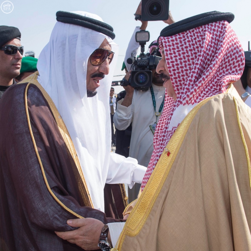 خادم الحرمين الشريفين في مقدمة مستقبلي جلالة الملك حمد بن عيسى آل خليفة ملك مملكة البحرين