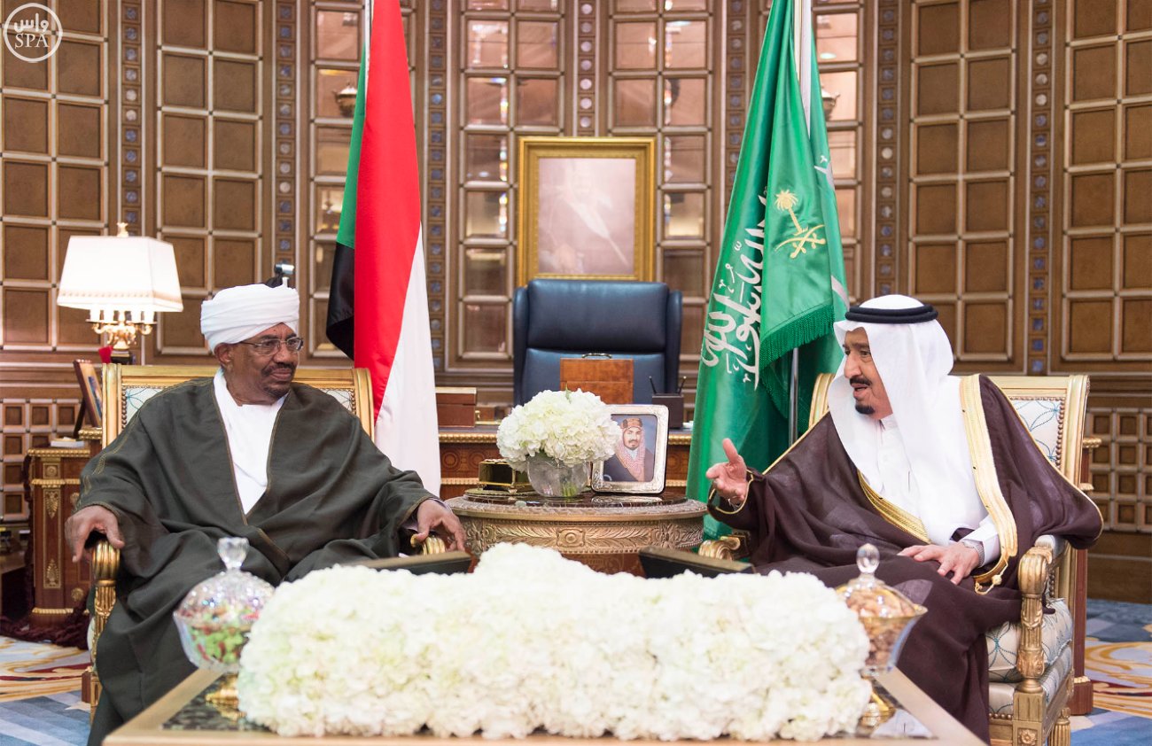 مباحثات سعودية سودانية في قصر #الملك_سلمان وتوقيع أربع اتفاقيات