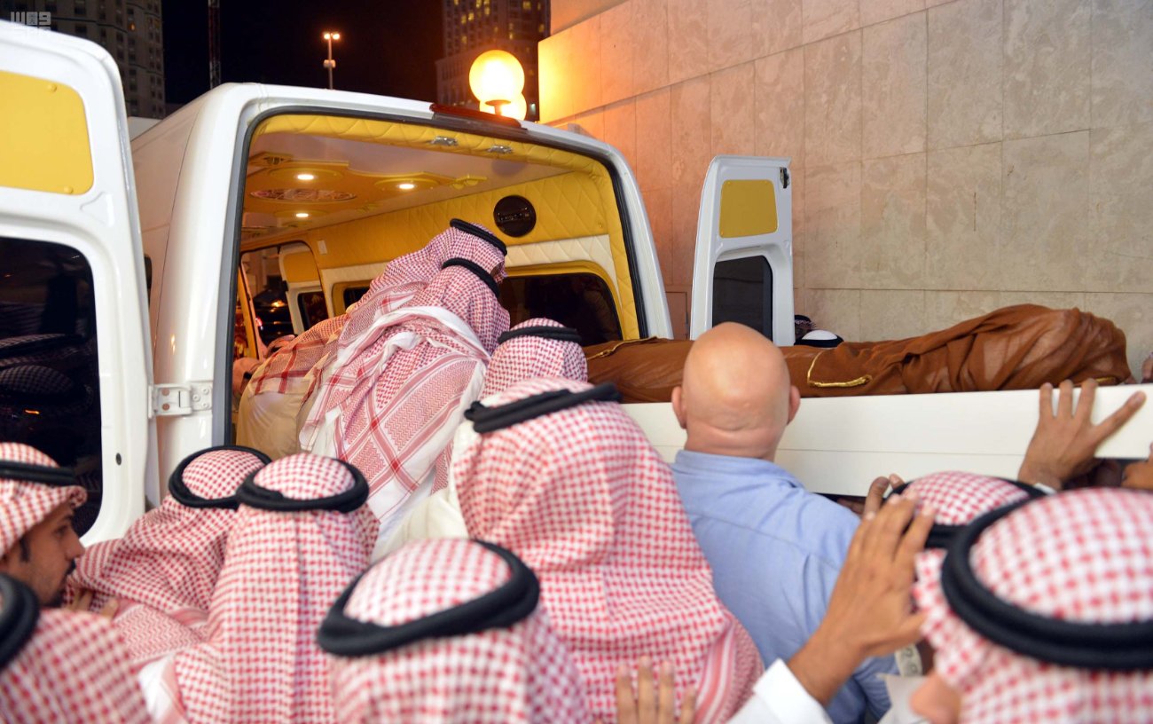 شاهد بالصور .. جموع غفيرة يتقدمهم الملك في وداع الأمير مشعل بن عبدالعزيز