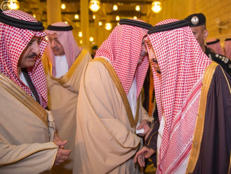 خادم الحرمين الشريفين يؤدي صلاة الميت على سمو الأمير بندر بن فيصل بن عبدالعزيز رحمه الله 7