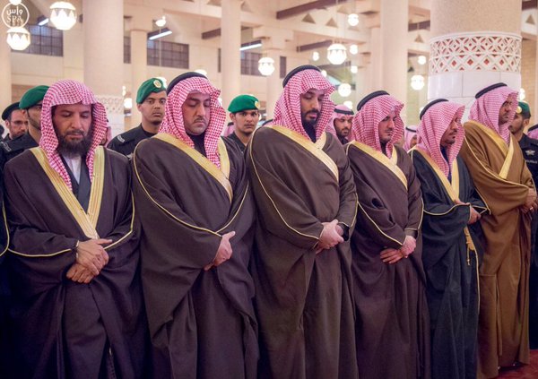 خادم الحرمين الشريفين يؤدي صلاة الميت على صاحب السمو الأمير سعود بن محمد بن عبدالعزيز1