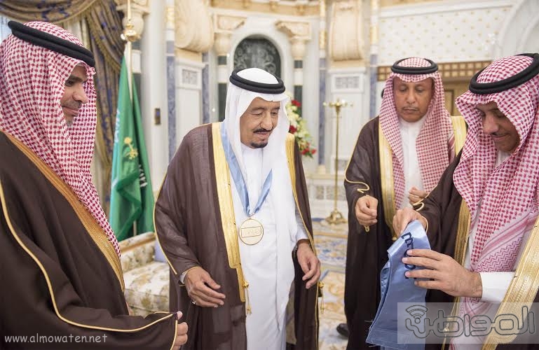 ‫الملك يتسلم الدكتوراة الفخرية في الدراسات التاريخية والحضارية من جامعة الملك سعود