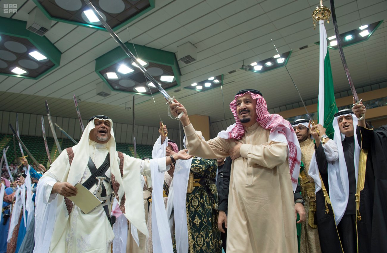شاهد بالصور.. الملك يشارك في العرضة السعودية