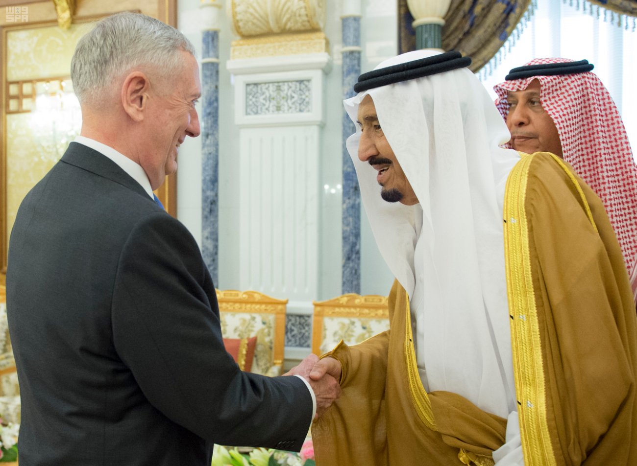 شاهد بالصور.. لقطات من لقاء الملك مع وزير الدفاع الأمريكي