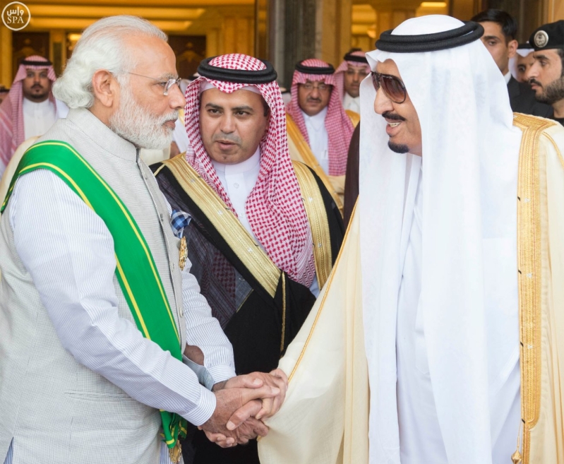 خادم الحرمين الشريفين يعقد اجتماعاً مع رئيس وزراء الهند.jpg3
