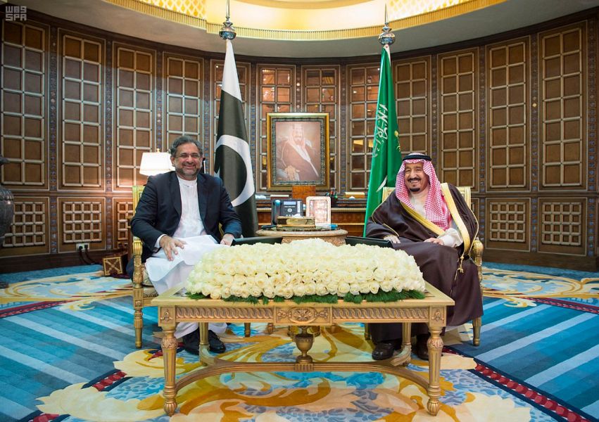خادم الحرمين يبحث تعزيز العلاقات الثنائية مع رئيس وزراء باكستان