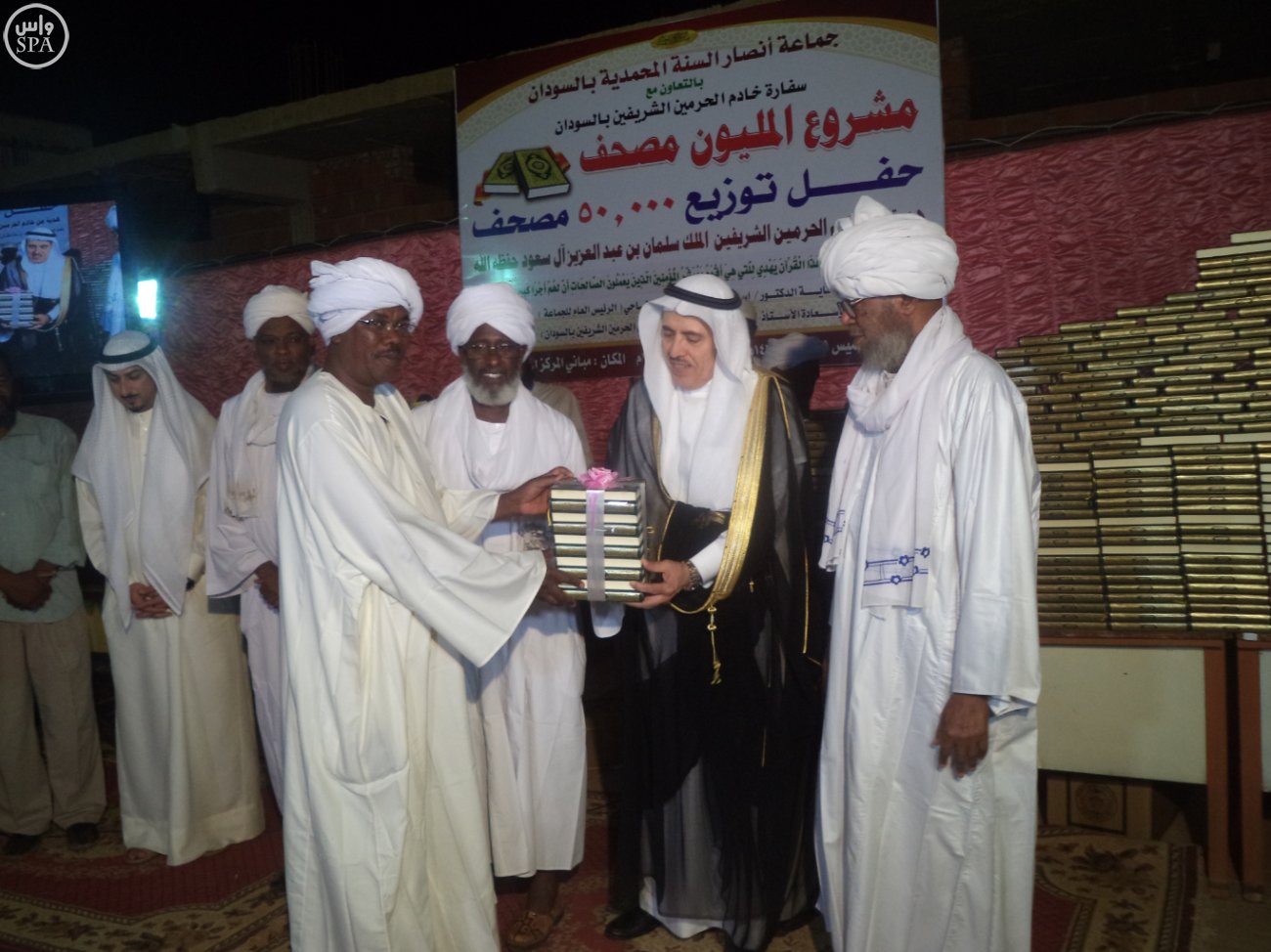 خادم الحرمين يهدي السودان 50 ألف نسخة من المصحف الشريف