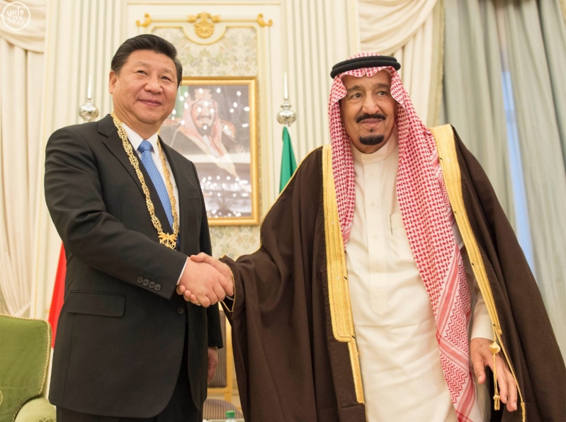 خادم الحرمين الشريفين يقلد الرئيس الصيني قلادة الملك عبدالعزيز1