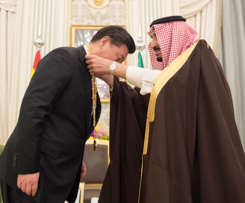 خادم الحرمين الشريفين يقلد الرئيس الصيني قلادة الملك عبدالعزيز2