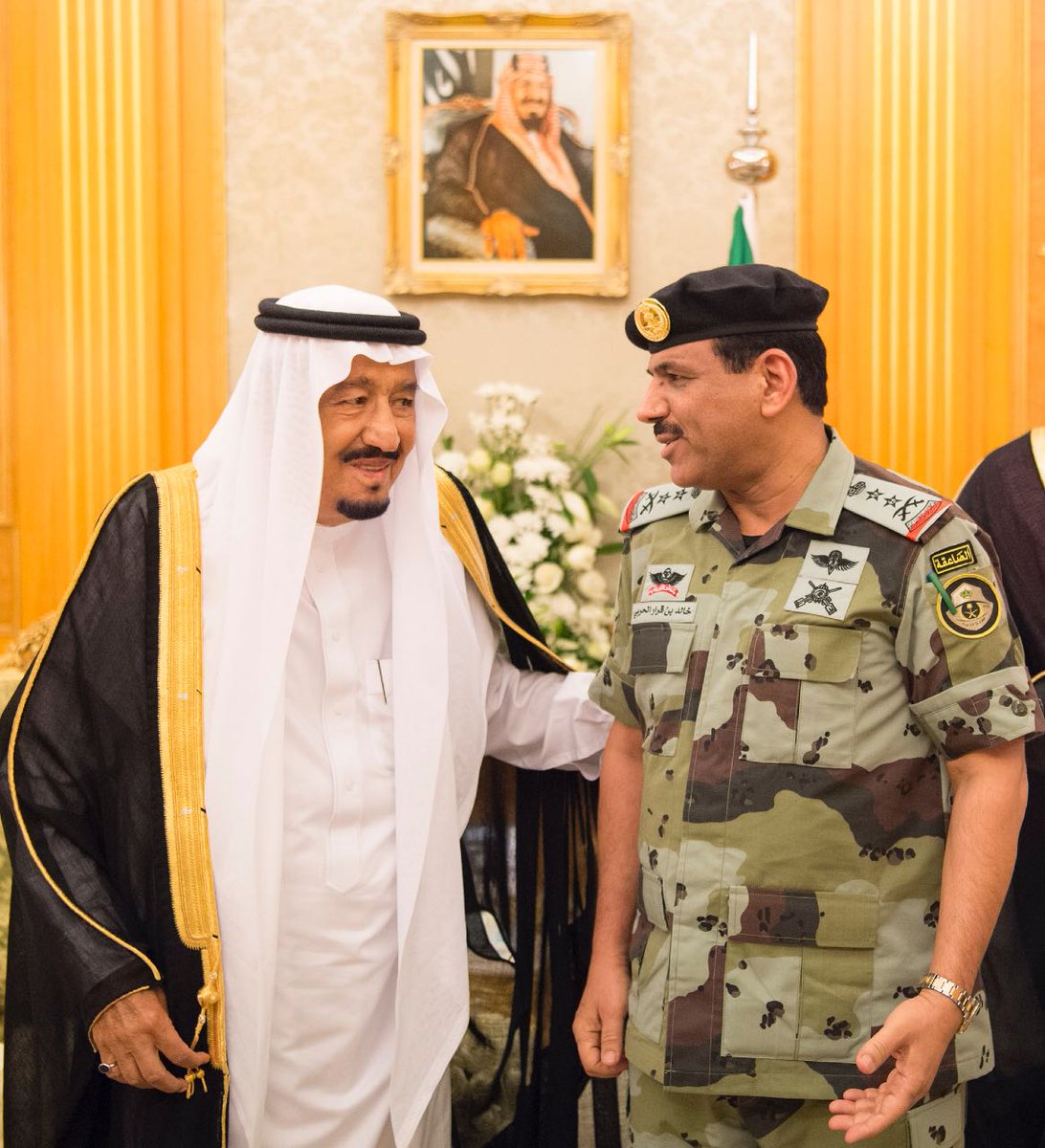 بالصور.. الملك يقلد قائدي قوات الطوارئ الخاصة وقوات الأمن الخاصة رتبتيهما الجديدة