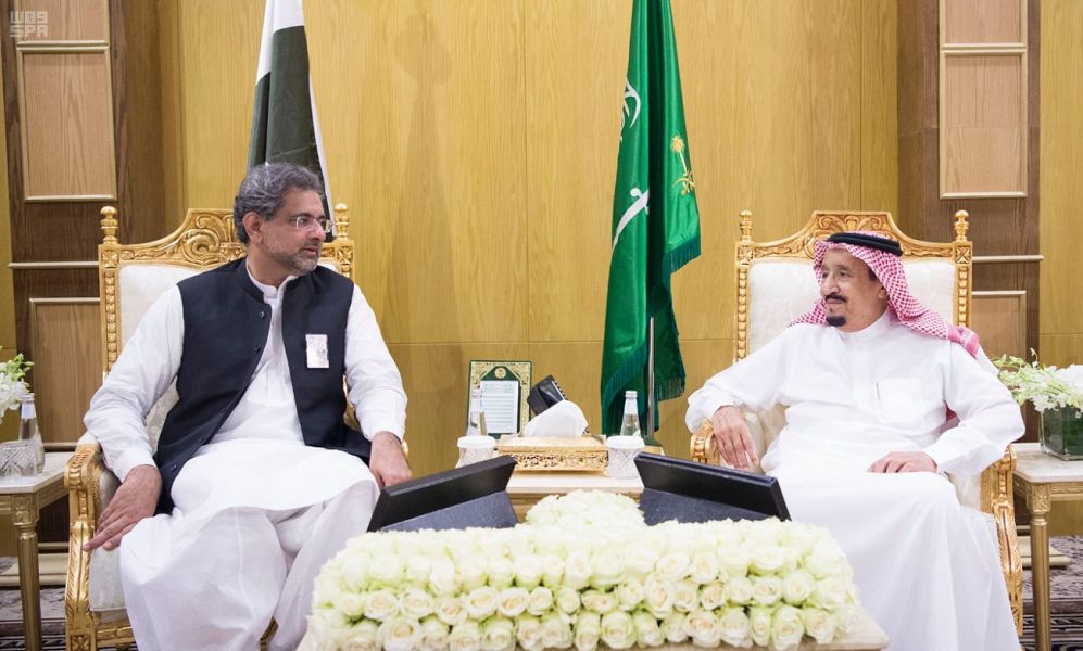 الملك يستعرض العلاقات الثنائية مع رئيس وزراء باكستان ورئيس النيجر