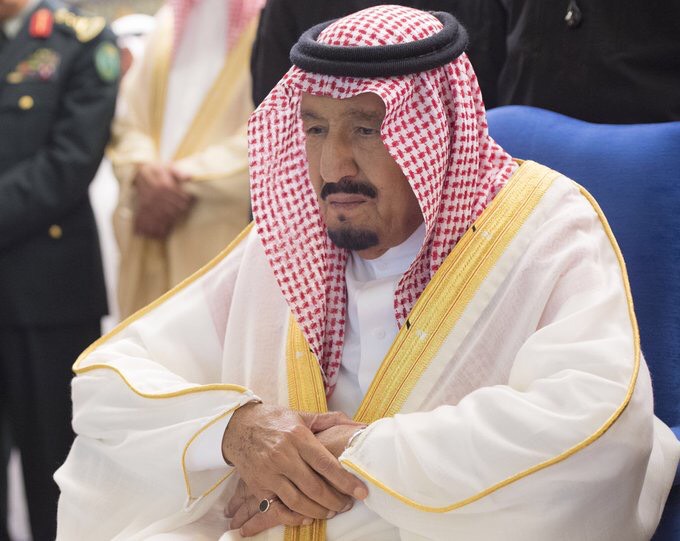خادم الحرمين يؤدي صلاة الميت على الأمير عبدالرحمن بن عبدالعزيز بالحرم المكي