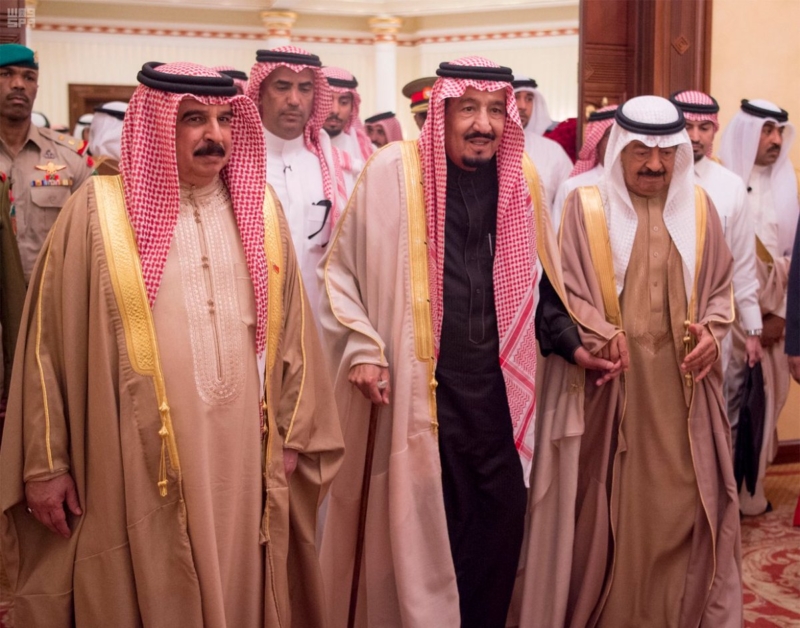 خادم الحرمين لدى استقباله ملك البحرين وتشريفه مأدبة الغداء التي أقامها رئيس الوزراء البحريني.1
