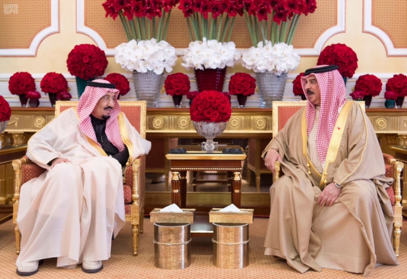 خادم الحرمين لدى استقباله ملك البحرين وتشريفه مأدبة الغداء التي أقامها رئيس الوزراء البحريني.2
