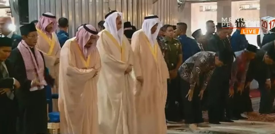 بالفيديو والصور.. خادم الحرمين يصلي في مسجد الاستقلال
