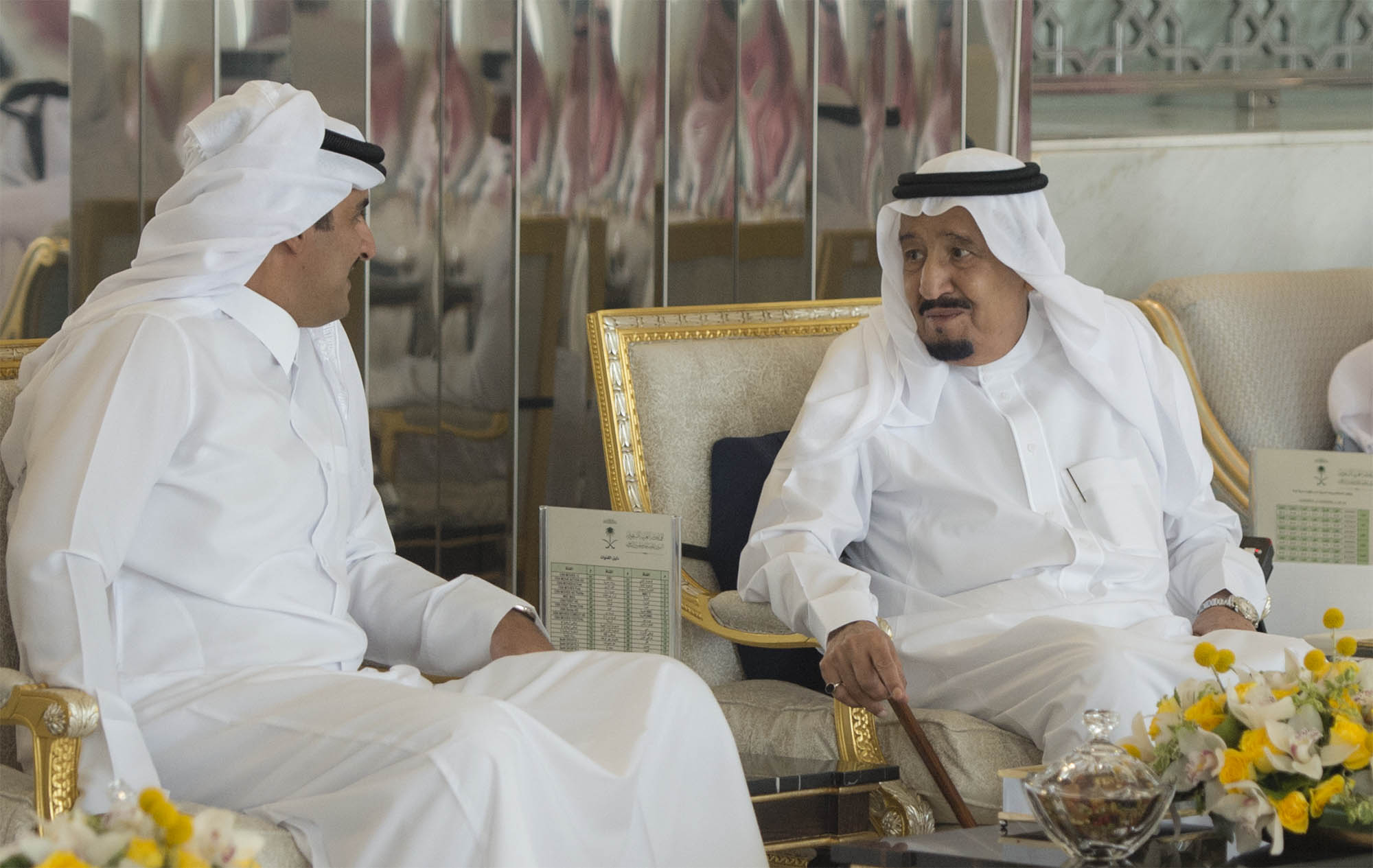 شاهد بالصور .. أمير قطر في ضيافة الملك سلمان بقصر السلام‎