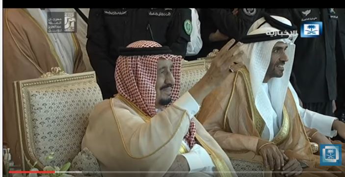 بالفيديو.. خادم الحرمين يتفاعل مع العرضة في مهرجان الإبل