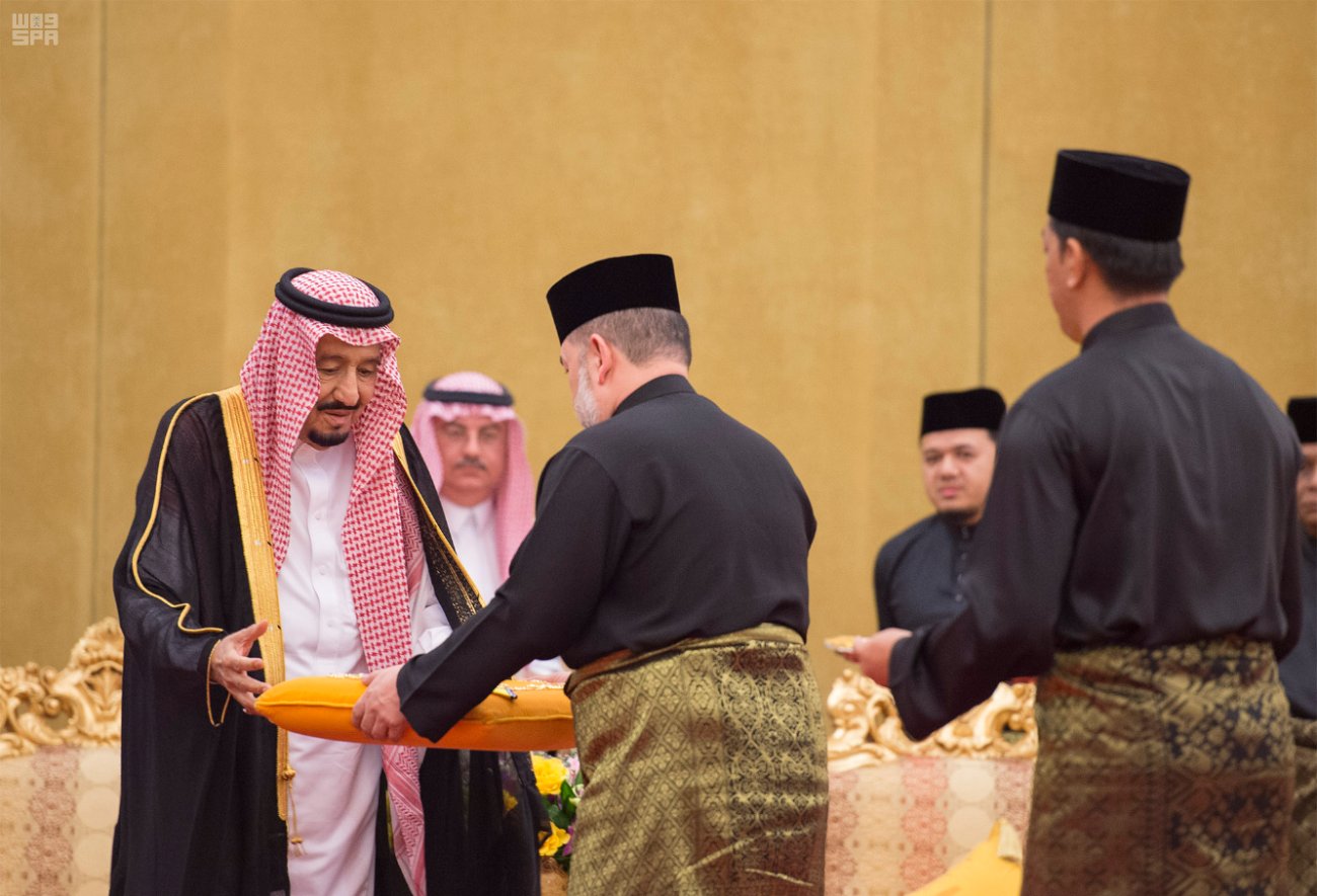خادم الحرمين يتقلد أرفع وسام من ملك ماليزيا
