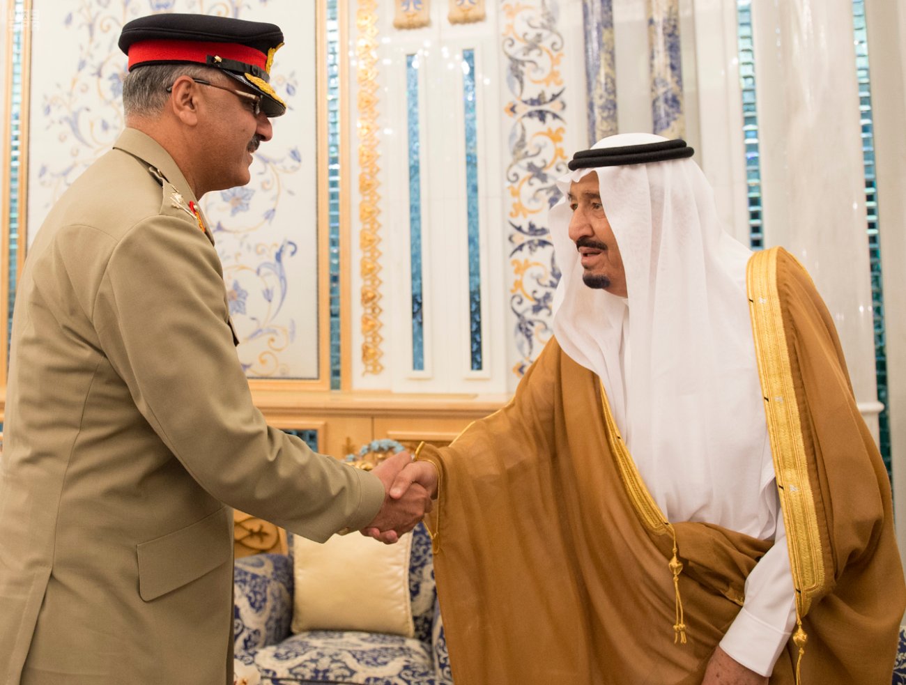 الملك يبحث مع رئيس هيئة الأركان المشتركة الباكستاني العلاقات الأخوية ومحاربة الإرهاب