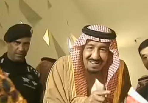 شاهد.. خادم الحرمين يمازح طفلات صغيرات